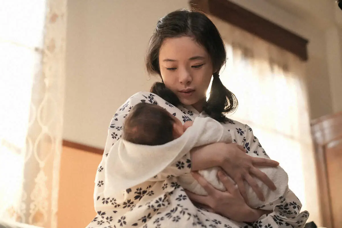 連続テレビ小説「ブキウギ」でスズ子（趣里）が赤ちゃんを抱く場面（C）NHK