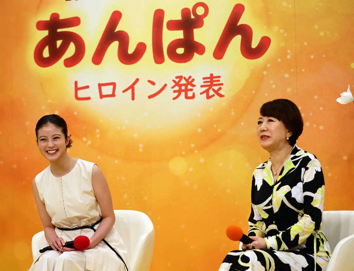 2025年度前期連続テレビ小説「あんぱん」でヒロインを務める今田美桜（左）、中園ミホ（撮影・大城　有生希）