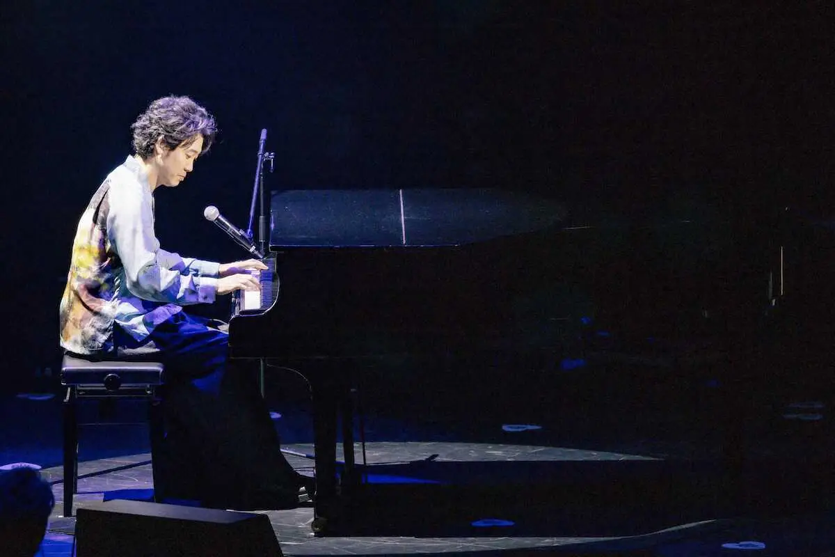 日本武道館公演でピアノの弾き語りに挑戦した大泉洋