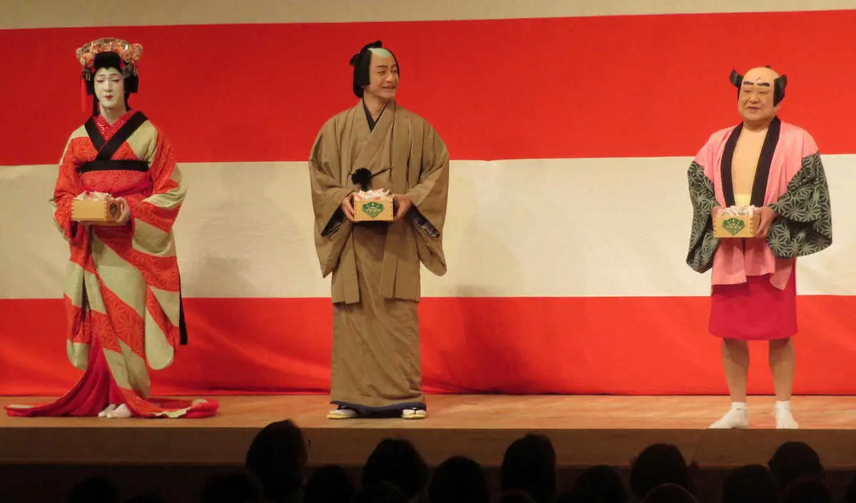 4年ぶりに劇場で節分の豆まきを行った（右から）中村鴈治郎、片岡愛之助、尾上右近　　　　　　　　　　　　　　　　　　　　　　　　　　　　　　　