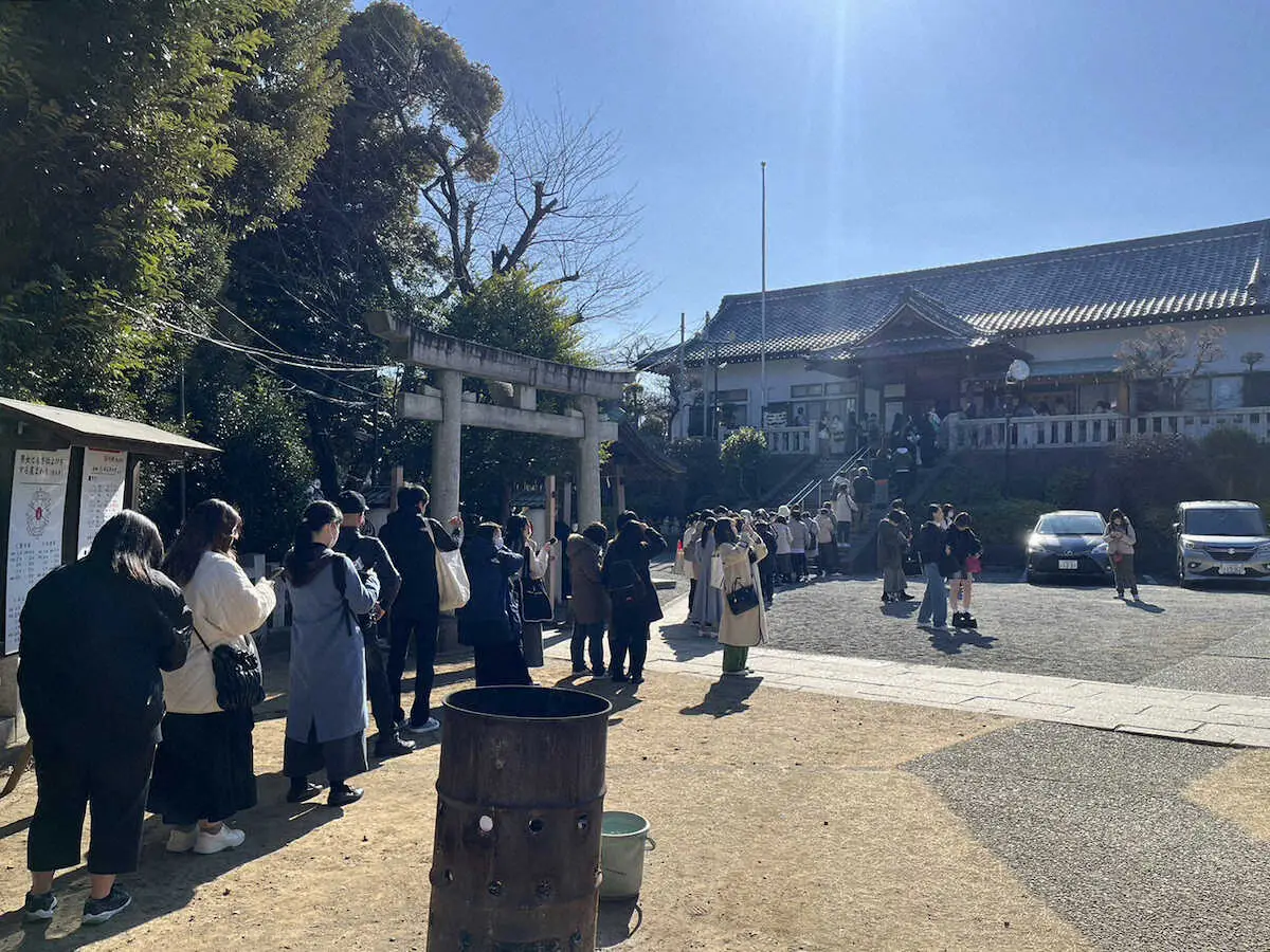 赤羽八幡神社では御朱印や絵馬などを求めて多くのファンが行列を作った（撮影・塩野　遥寿）