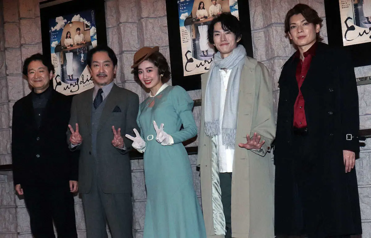 舞台「エウリディケ」の稽古を公開した（左から）演出の白井晃、栗原英雄、水嶋凛、和田雅成、崎山つばさ
