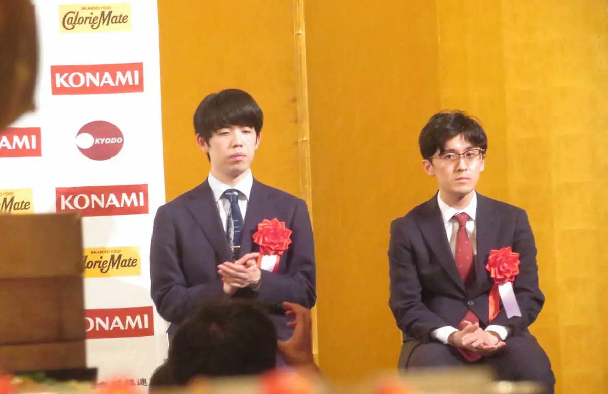 棋王戦第1局の前夜祭に出席した（左から）藤井聡太棋王、伊藤匠七段