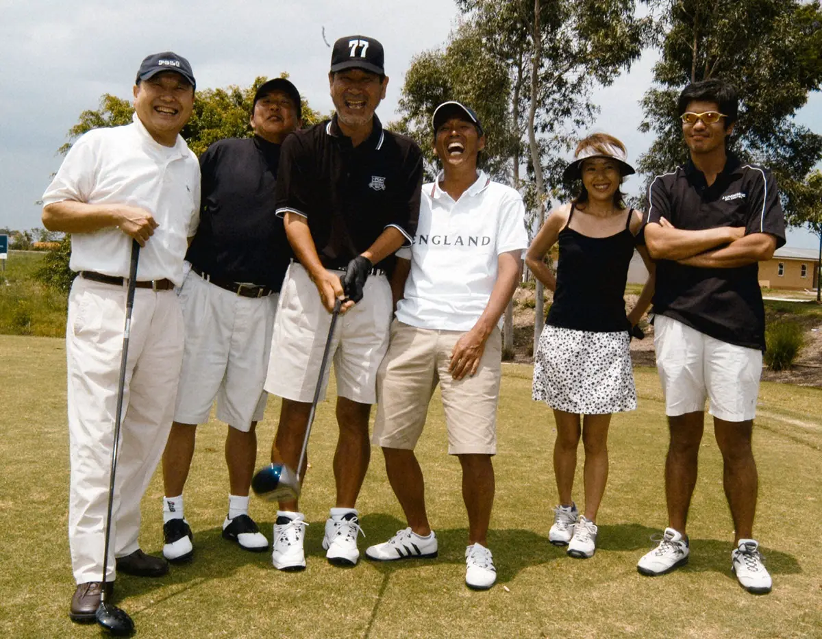 2003年。超豪華なメンバー！ゴルフのラウンド前に笑顔で記念写真に応じる（左から）板東英二、村上ショージ、阪神・星野仙一監督（当時）、明石家さんま、浅田美代子、佐藤浩市