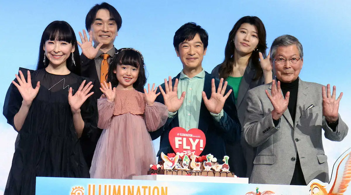 アニメ映画「FLY！/フライ！」の日本語吹き替え版で声優を務めた（前列左から）麻生久美子、池村碧彩、堺雅人、羽佐間道夫（後列同）関智一、ヒコロヒー