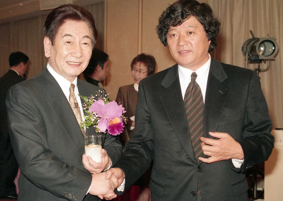 94年、テレビ朝日「トゥナイト」司会降板の送別会で石川次郎氏（右）と握手する利根川裕さん