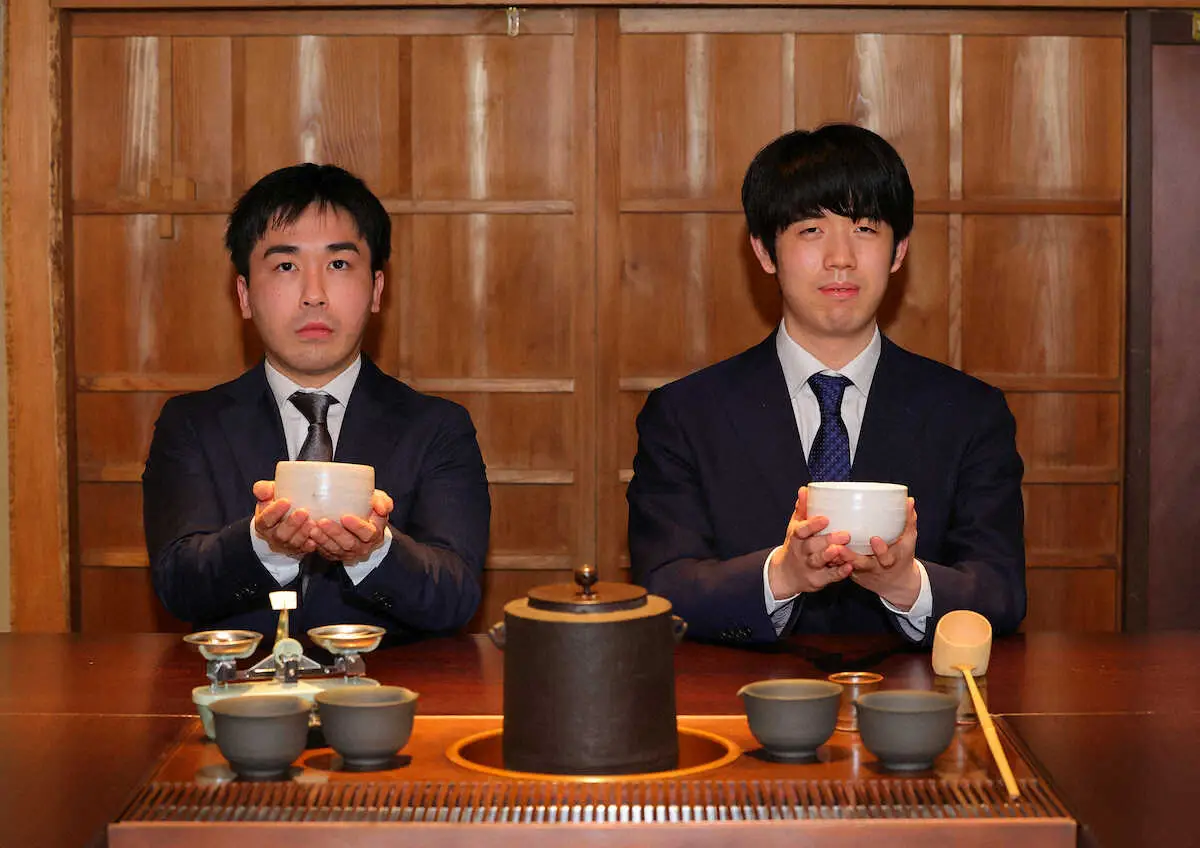 茶房で記念撮影をする藤井王将（右）と菅井八段（撮影・藤山　由理）