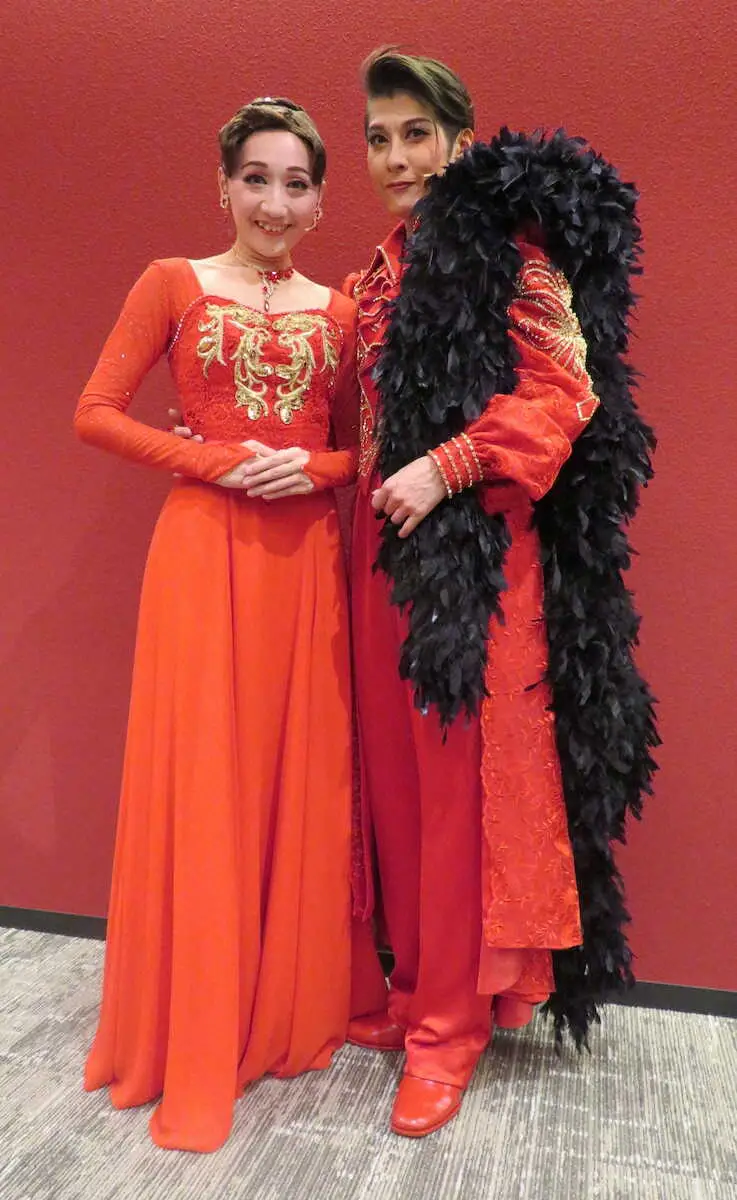 ミュージカル「大阪ラプソディ」の公開げいこを行ったOSK日本歌劇団のトップスター楊琳（右）と娘役トップスター舞美りら