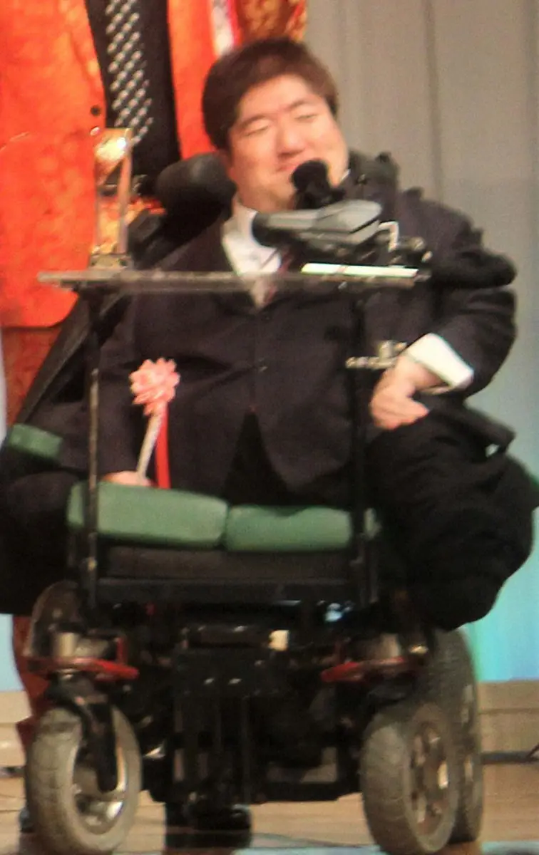 「車いすの芸人」ホーキング青山さん死去、50歳　先天性障がいで両手両脚使えず　映画「首」にも出演