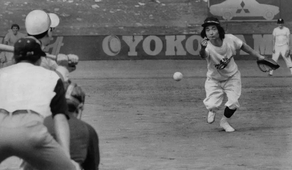 ニューヨークフィルＶＳ日本フィル親善ソフトボール大会で投手を務める小澤征爾さん（70年9月）