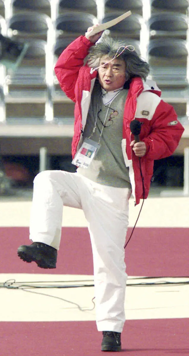 1998年2月、長野五輪の開会式会場で「歓喜の歌」の合唱指導をする小澤征爾さん