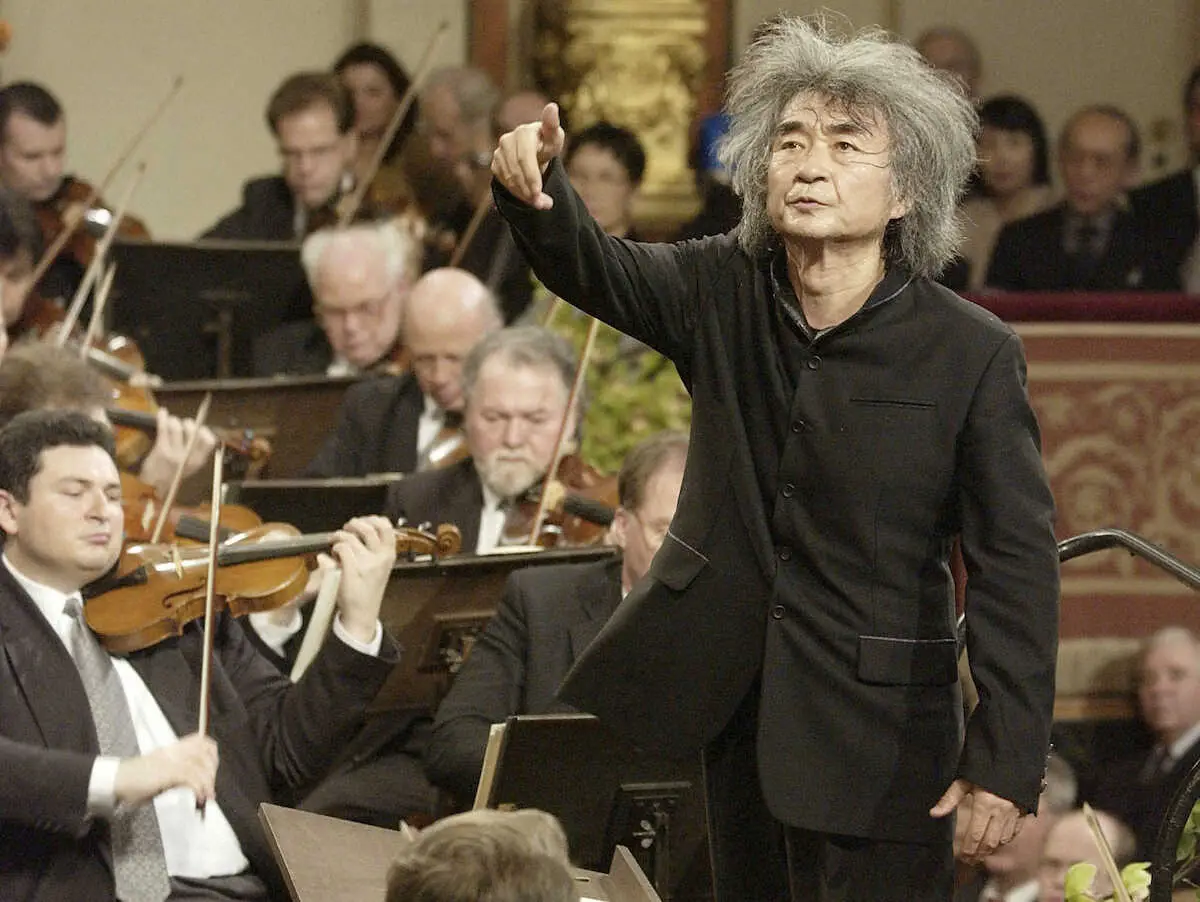 02年1月、ウィーン・フィルニューイヤーコンサートで指揮する小澤征爾さん