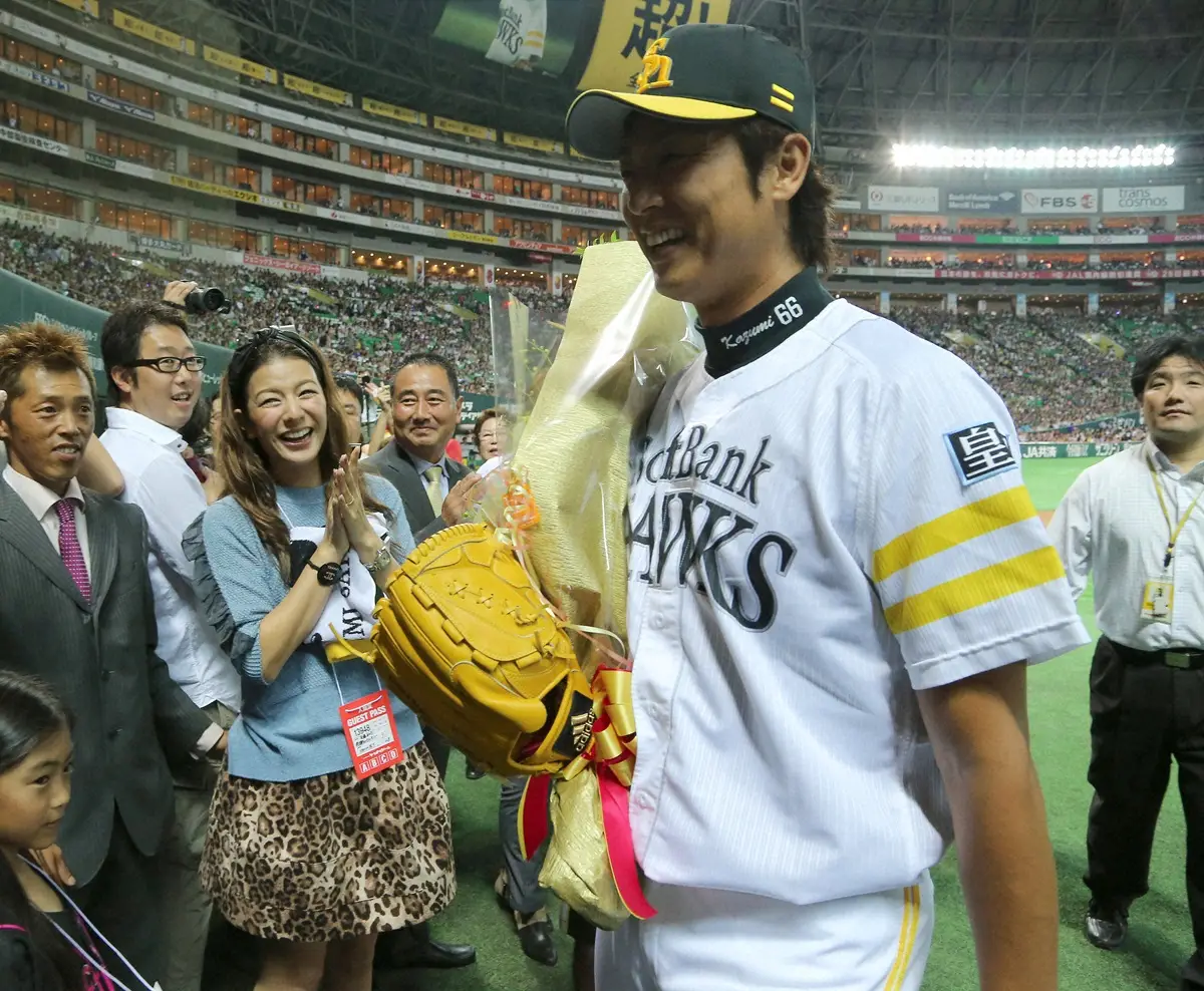 2013年、引退セレモニーでの始球式を見届け斉藤和巳に笑顔で声援を送るスザンヌ