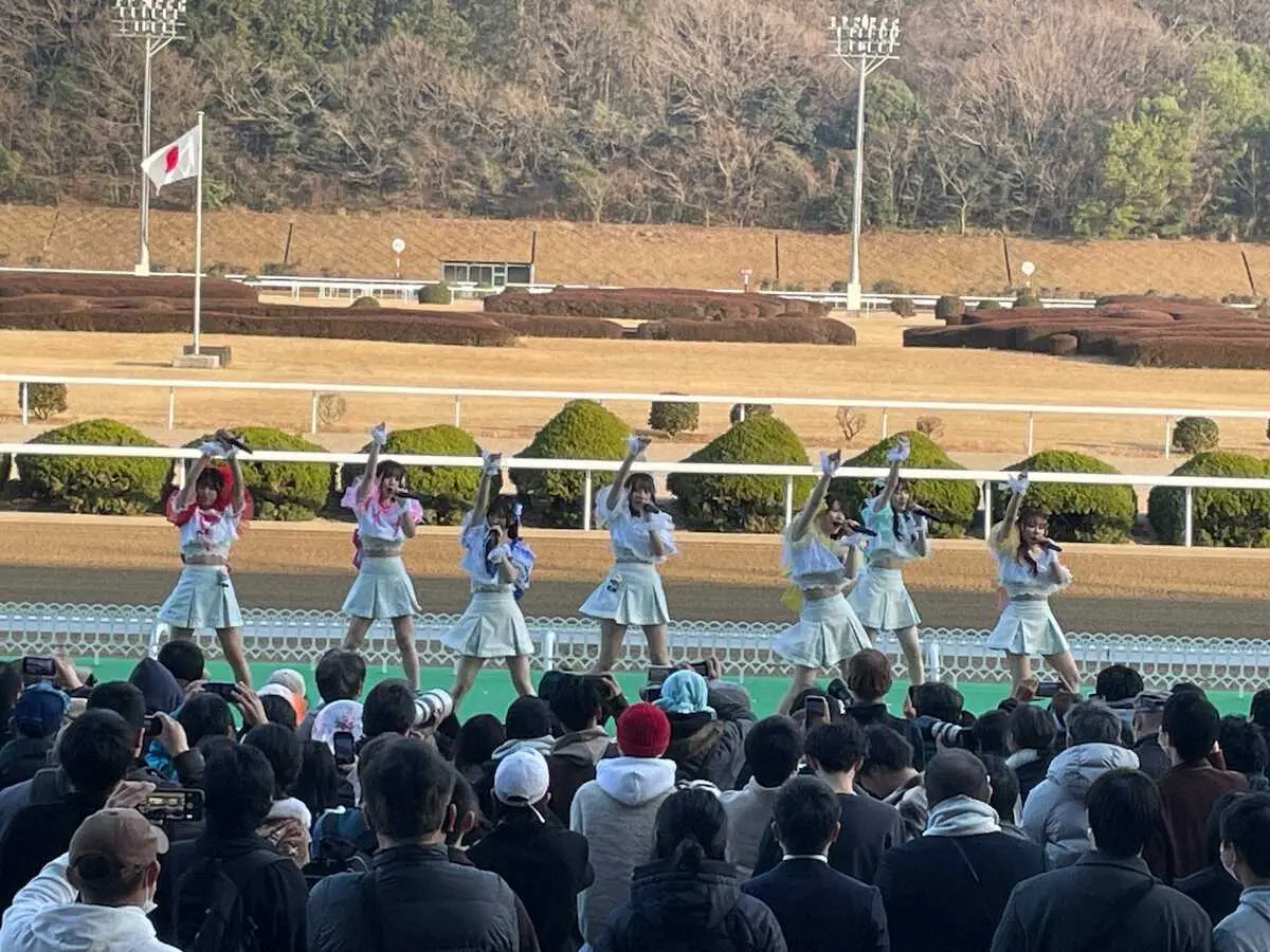 佐賀競馬公式アイドルグループ「UMATENA」プレデビューライブ　競馬ファンから歓声