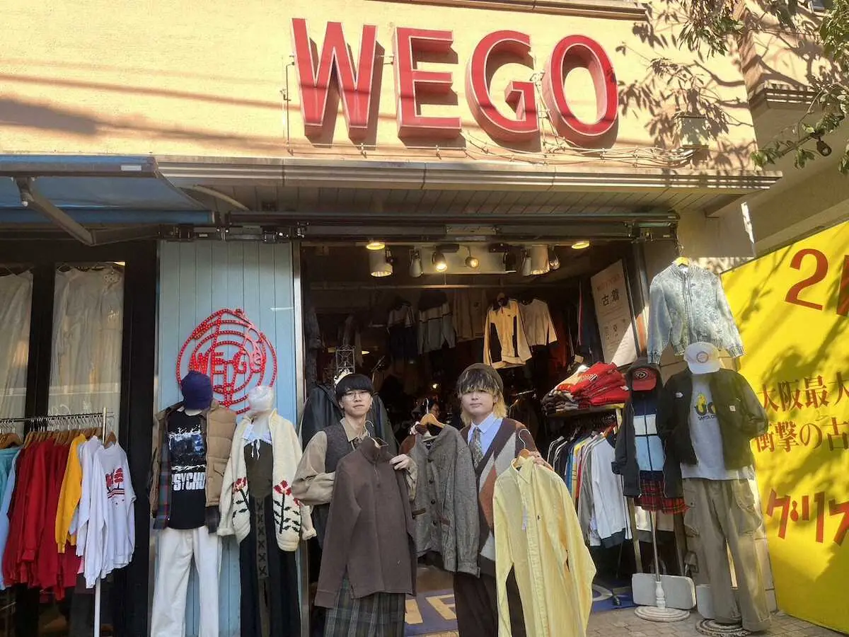 「WEGO」の東京・下北沢店で、キャンペーンを行ったロックバンド「クジラ夜の街」の佐伯隼也（左）と秦愛翔