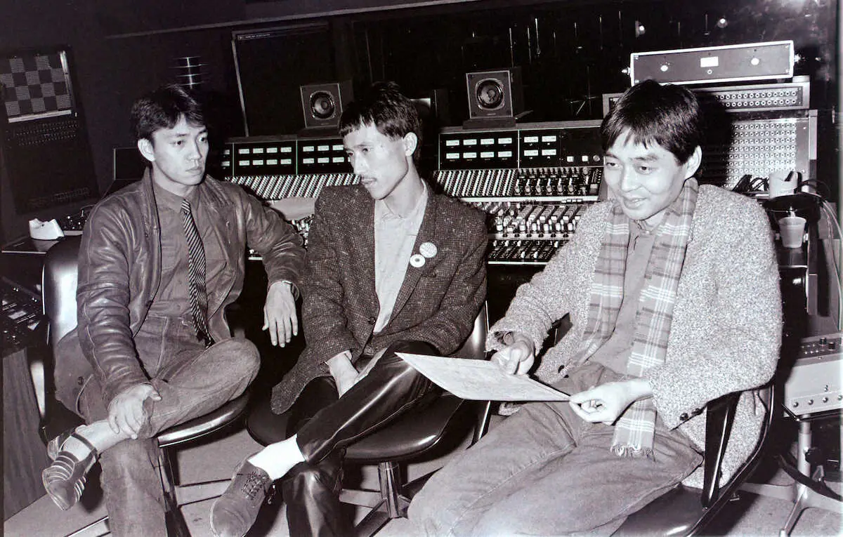 1979年12月、凱旋コンサートを前にインタビューを受ける（左から）坂本龍一さん、高橋幸宏さん、細野晴臣