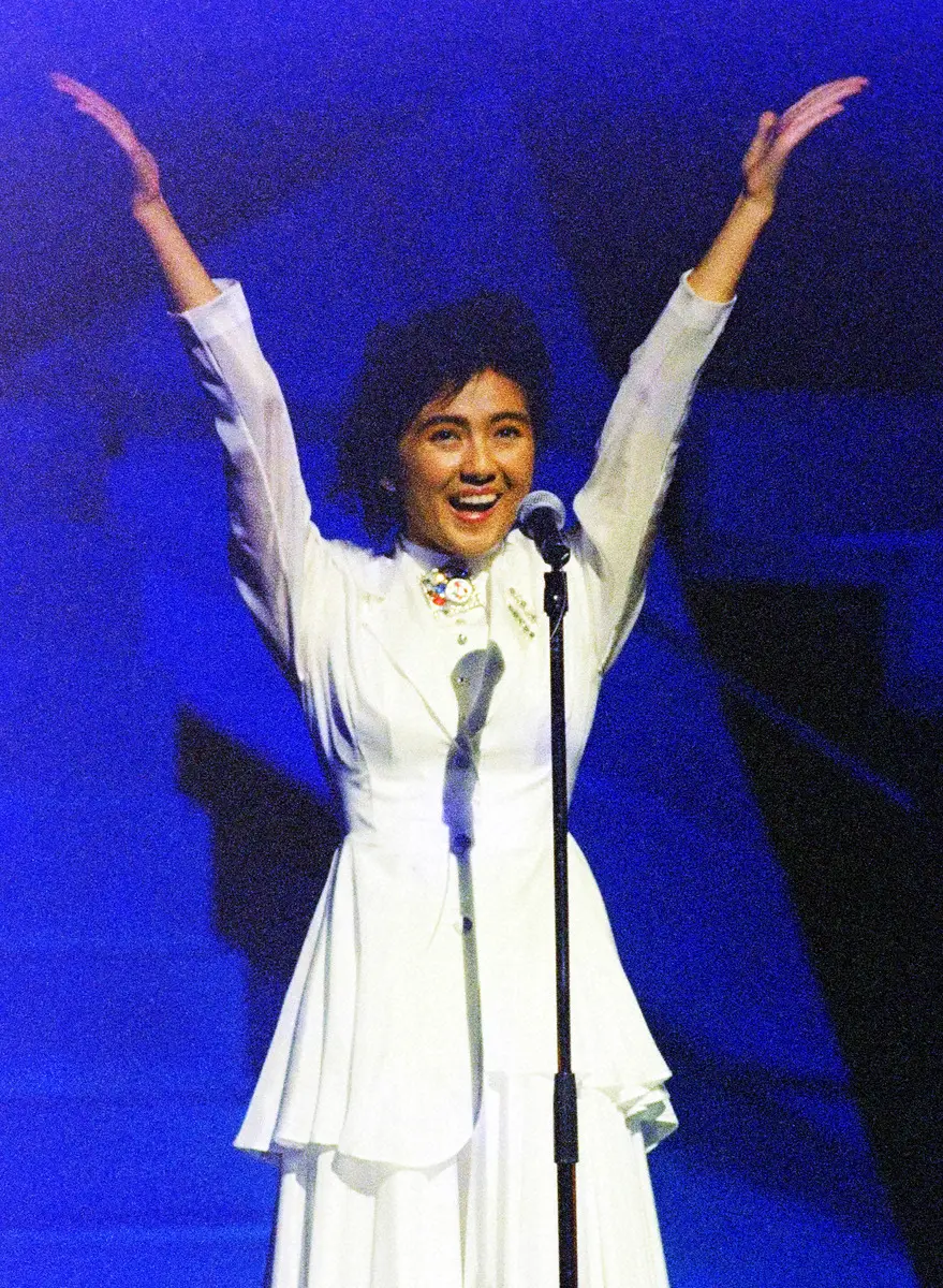 1987年に初の全国ツアー「元気を出してコンサート　星紀行」東京公演で歌う薬師丸ひろ子