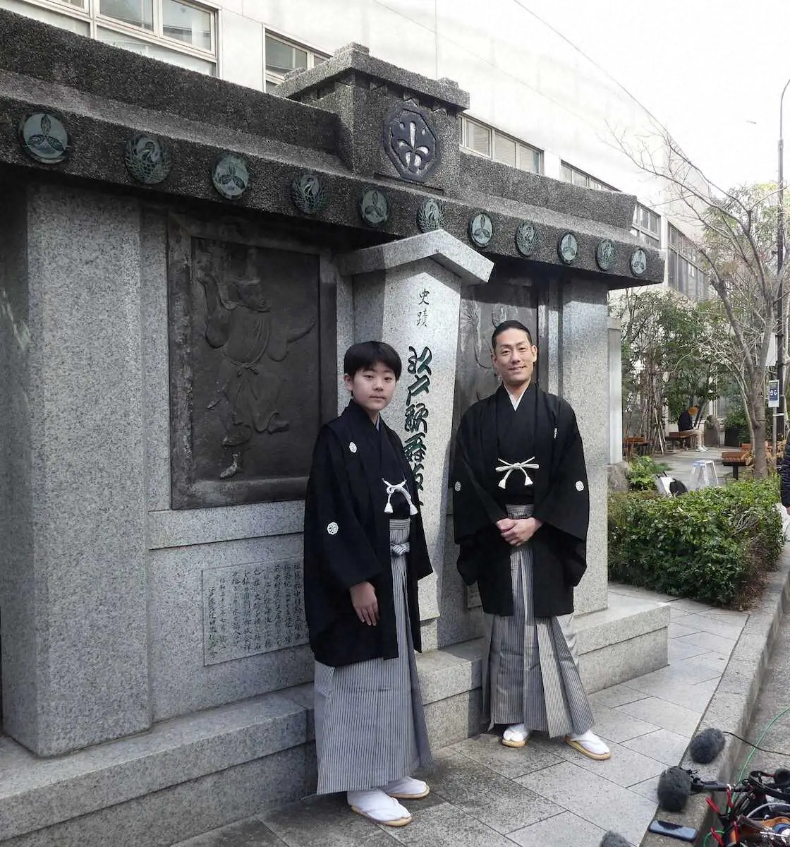 江戸歌舞伎400年記念日に記念碑を訪れた中村勘九郎、中村勘太郎親子