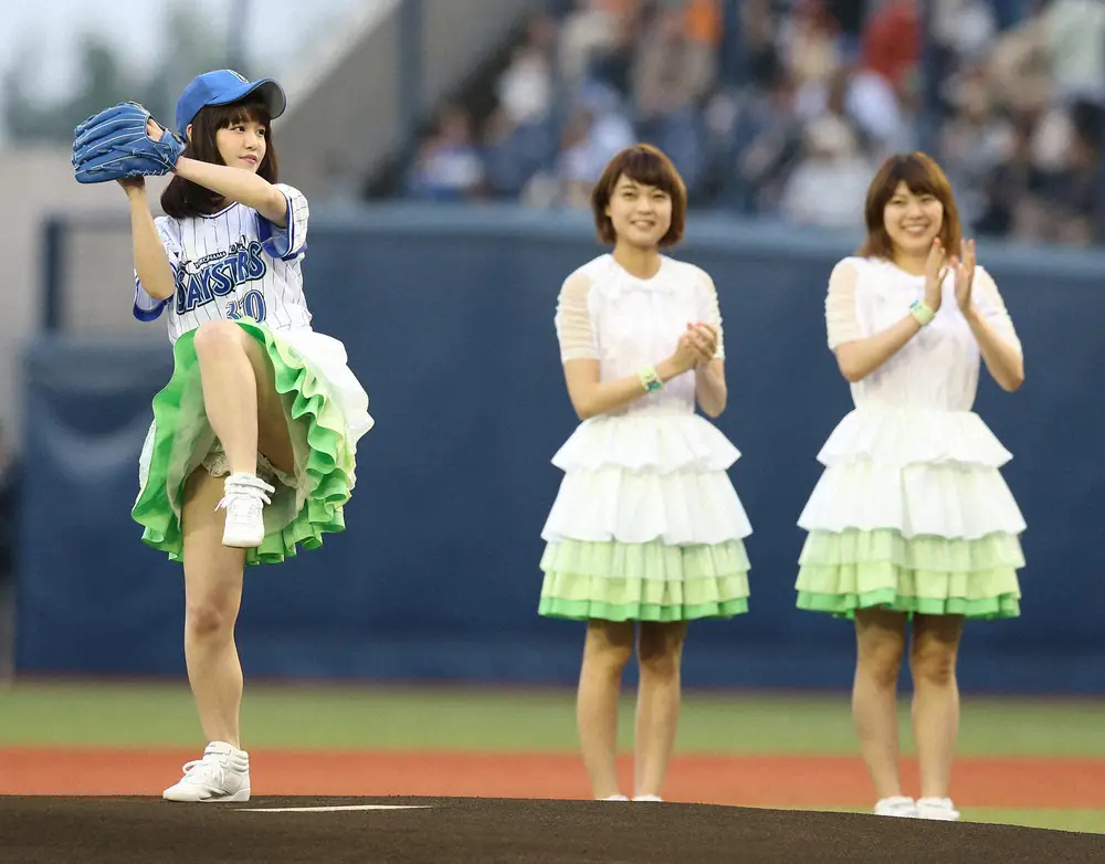 2015年５月　新潟で行われた「ＤｅＮＡ―巨人」で始球式を行った新潟県ご当地アイドル・Ｎｅｇｉｃｃｏ（ねぎっこ）の（左から）Ｎａｏ☆、Ｋａｅｄｅ、Ｍｅｇｕ