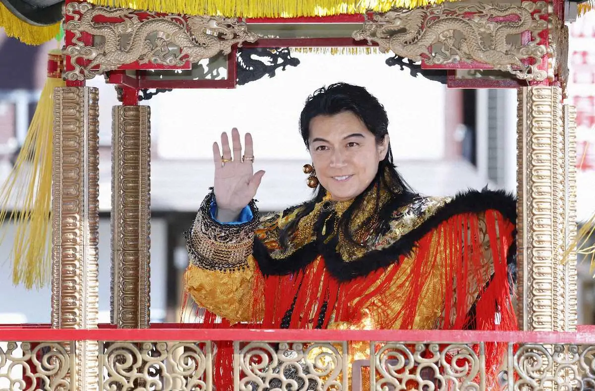「皇帝パレード」で沿道に集まった人に手を振る歌手の福山雅治