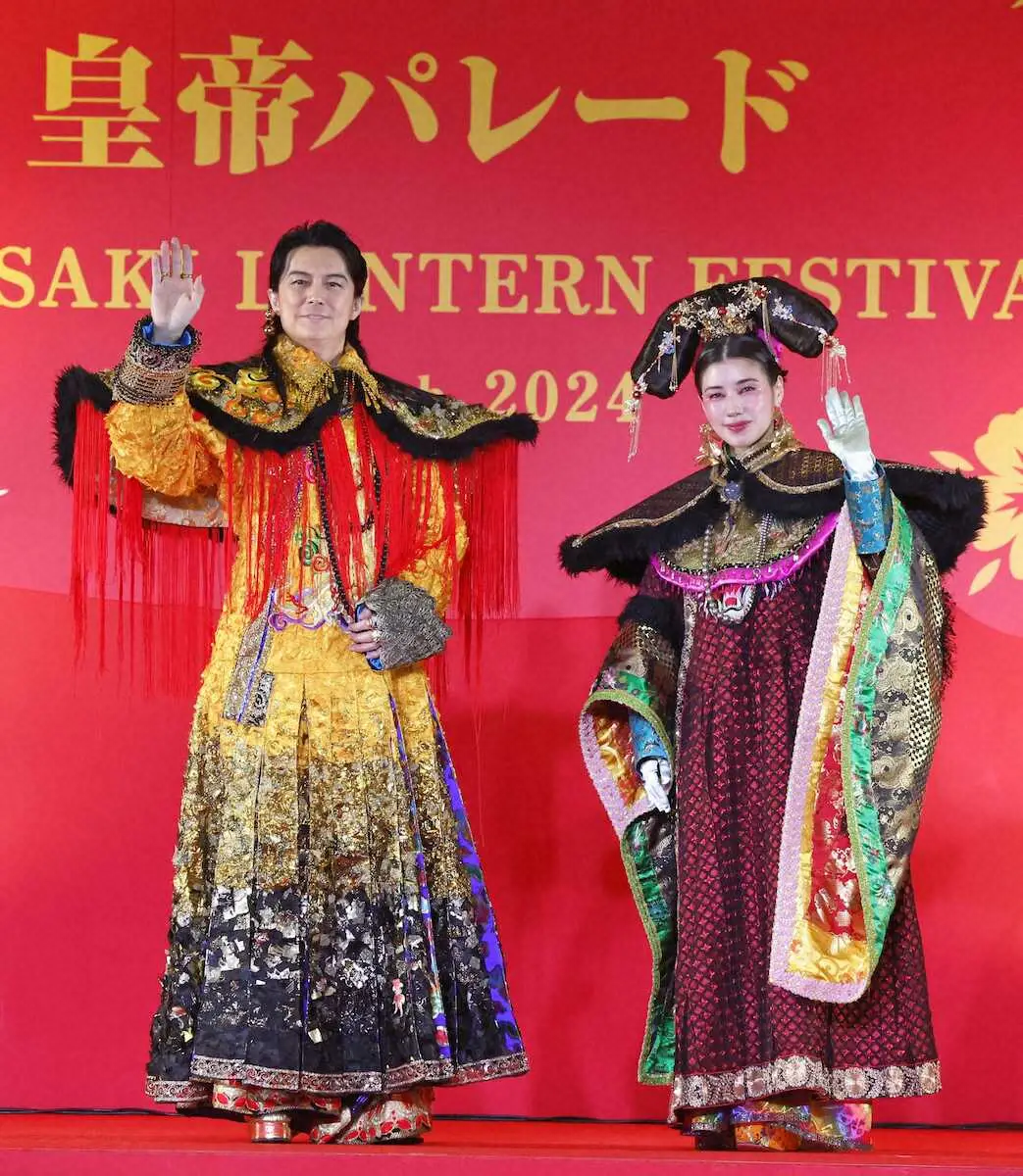 「長崎ランタンフェスティバル」の「皇帝パレード」に出演した、歌手の福山雅治（左）と俳優の仲里依紗