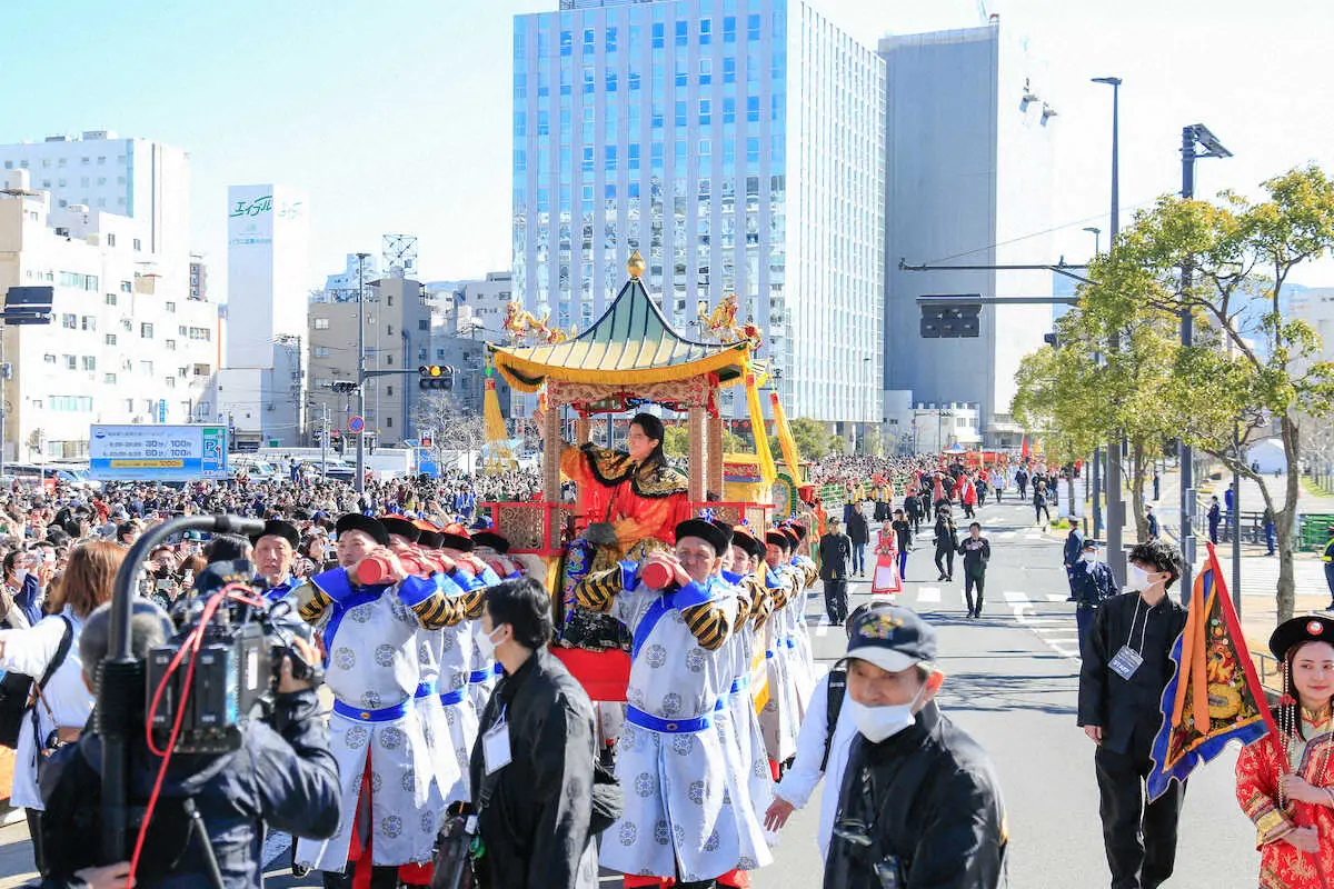 長崎ランタンフェスティバルの皇帝パレードに出演した福山雅治