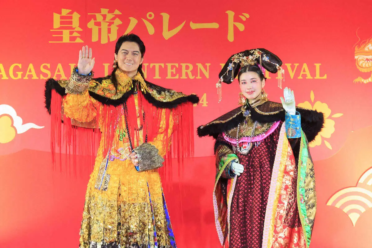 長崎ランタンフェスティバルの皇帝パレードに出演した福山雅治（左）と仲里依紗