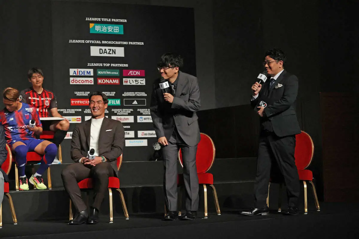 ＜2024　Jリーグ開幕PRイベント＞選手たちと話すミキと槙野智章氏（左）（撮影・西海健太郎）