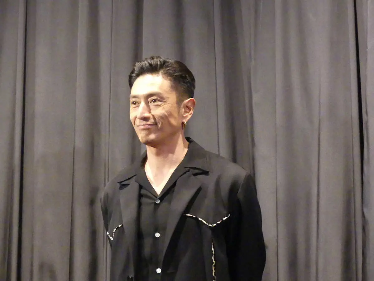 映画「ペナルティループ」の完成披露上映会に出席した伊勢谷友介は、観客席からの声に笑顔を見せた
