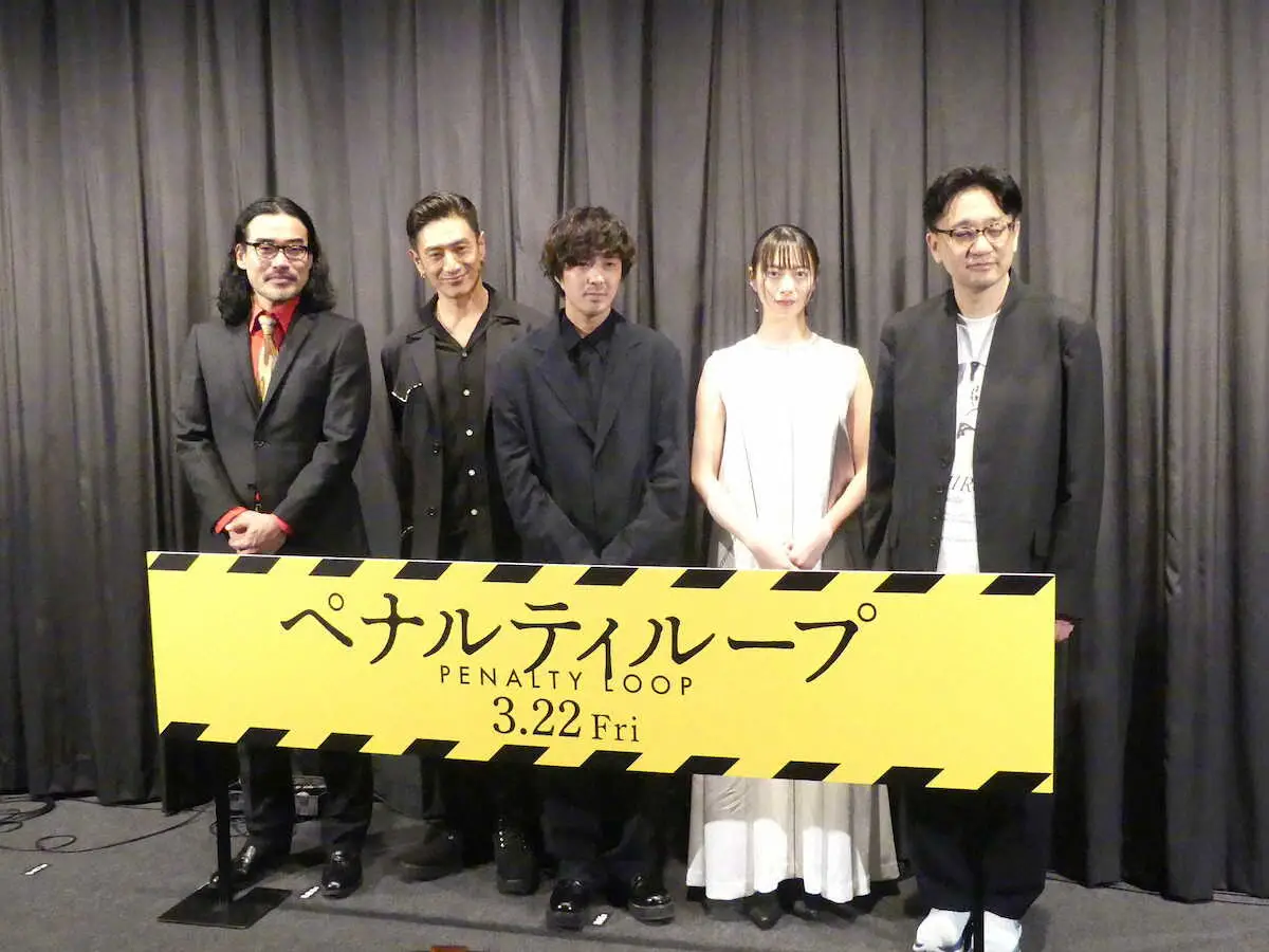 映画「ペナルティループ」の完成披露上映会に出席した（左から）ジン・デヨン、伊勢谷友介、若葉竜也、山下リオ、荒木伸二監督