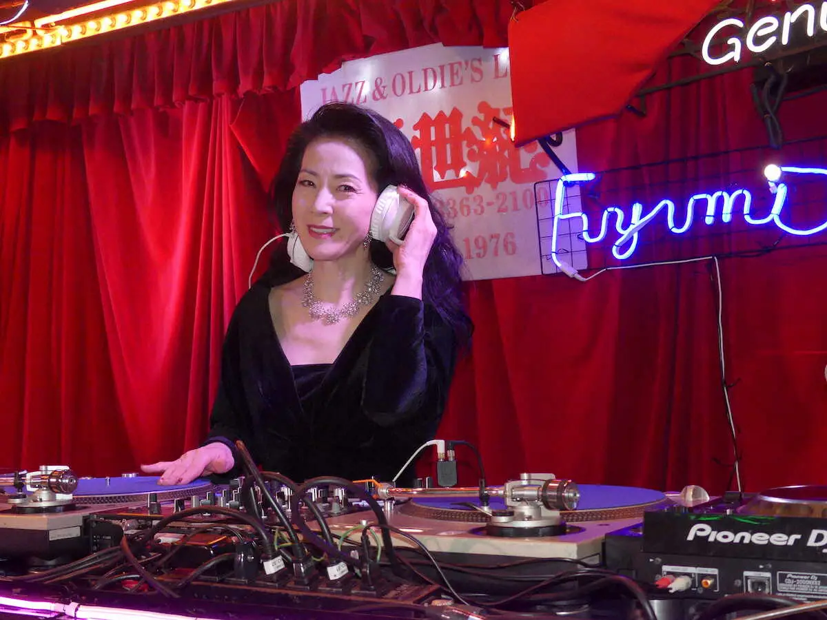 DJ　FUYUMIが誕生！　坂本冬美が新曲「ほろ酔い満月」発売イベントで　スキャンダル願望も披露