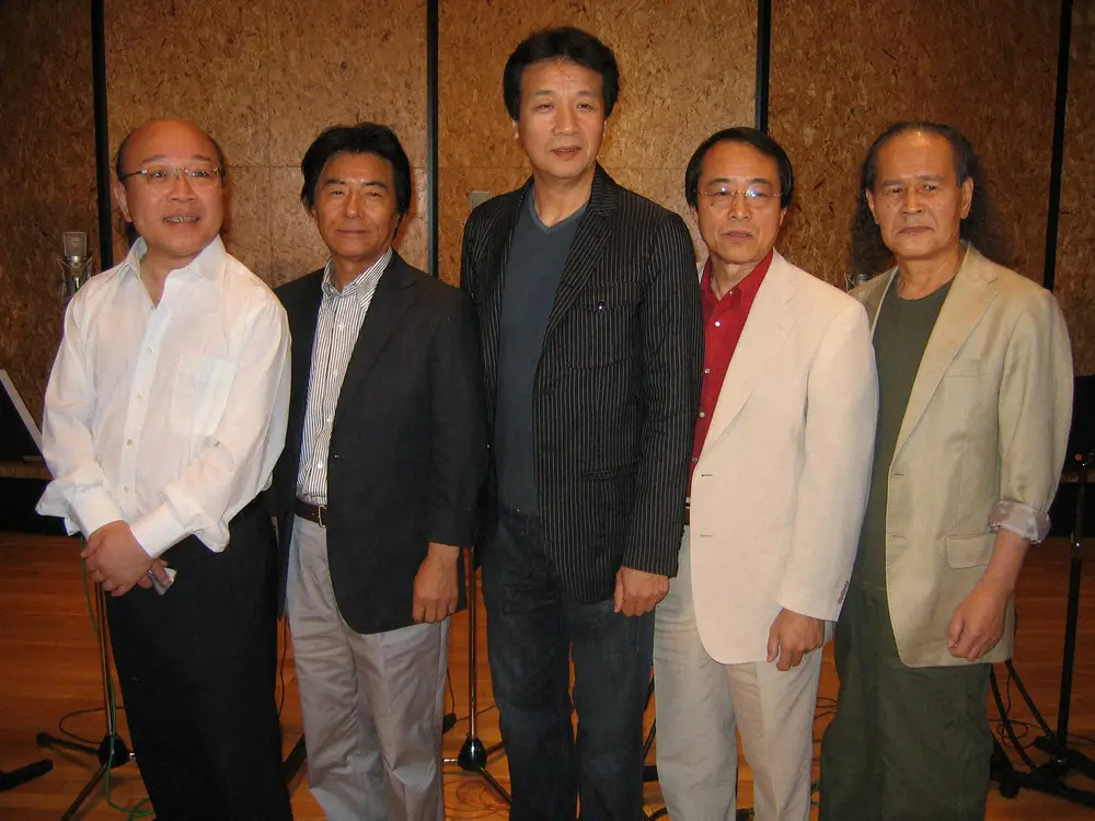 2007年、「恋唄～２００７～」の公開レコーディングを行った前川清（中央）とクールファイブのメンバー。左から宮本悦朗、森本繁、前川清、岩城茂美、小林正樹さん