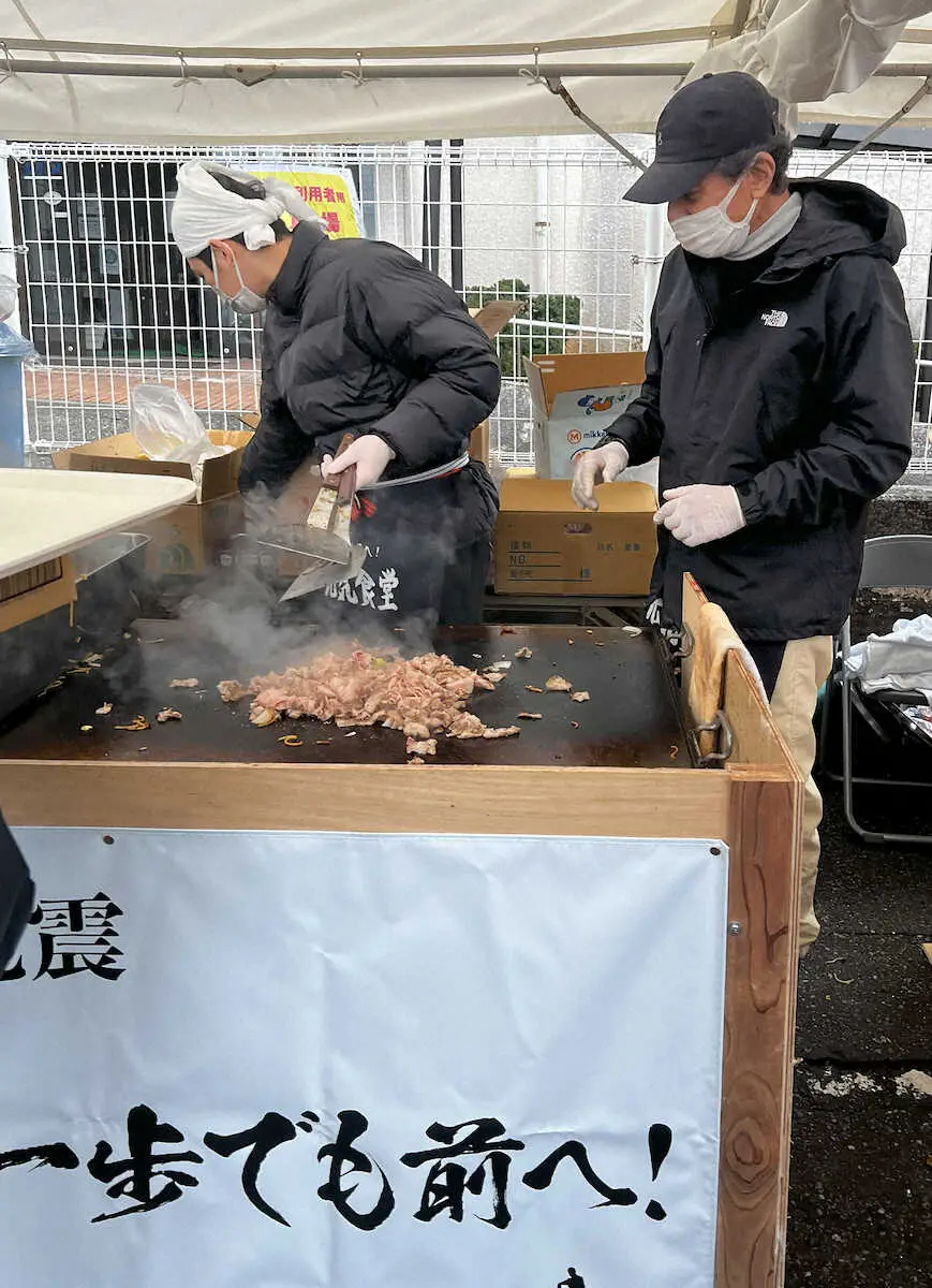 石川県輪島市で炊き出しを行い、ファンと交流した舘ひろし