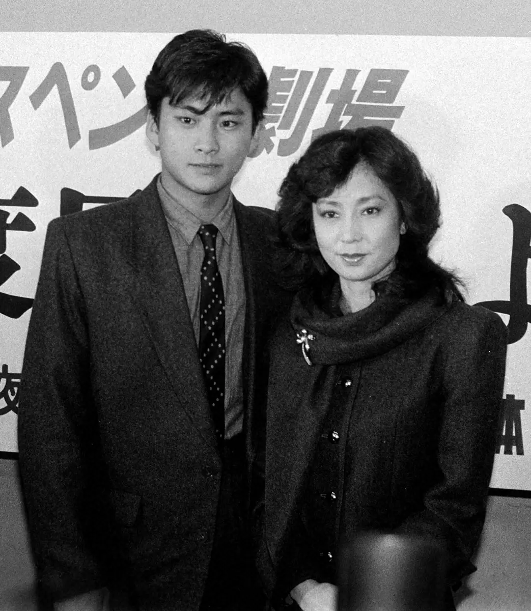 日本テレビ「二度目のさよなら」制作発表に出席した沖田浩之さん（左）と山本陽子さん（1984年撮影）