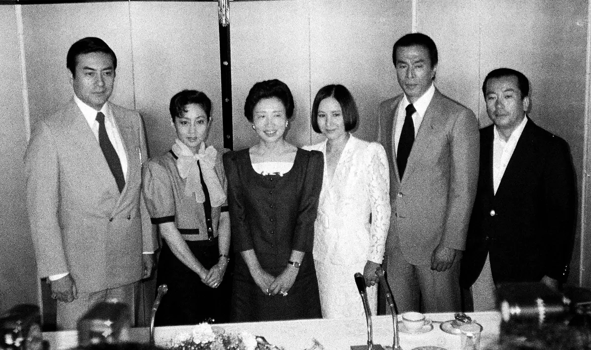 1984年7月、テレビ朝日「海よ眠れ」制作発表での（左から）高橋英樹、山本陽子さん、原作者の澤地久枝氏（沢地久枝）、南田洋子さん