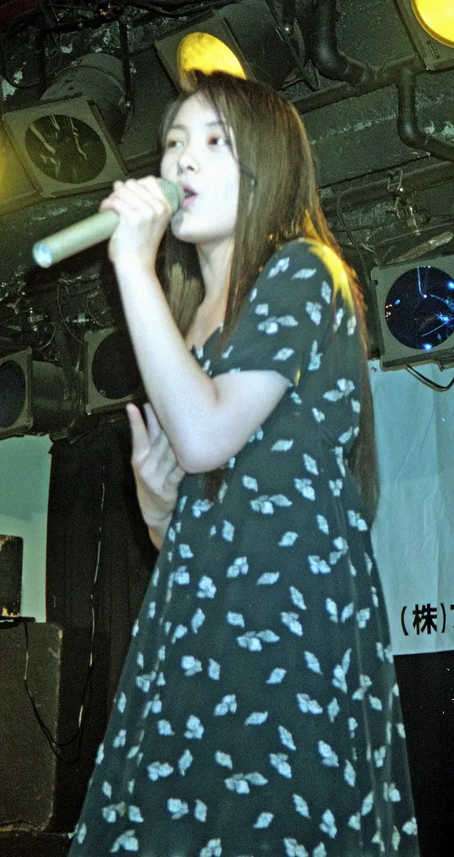 1996年、歌手デビュー記念パーティーで歌う仲間由紀恵