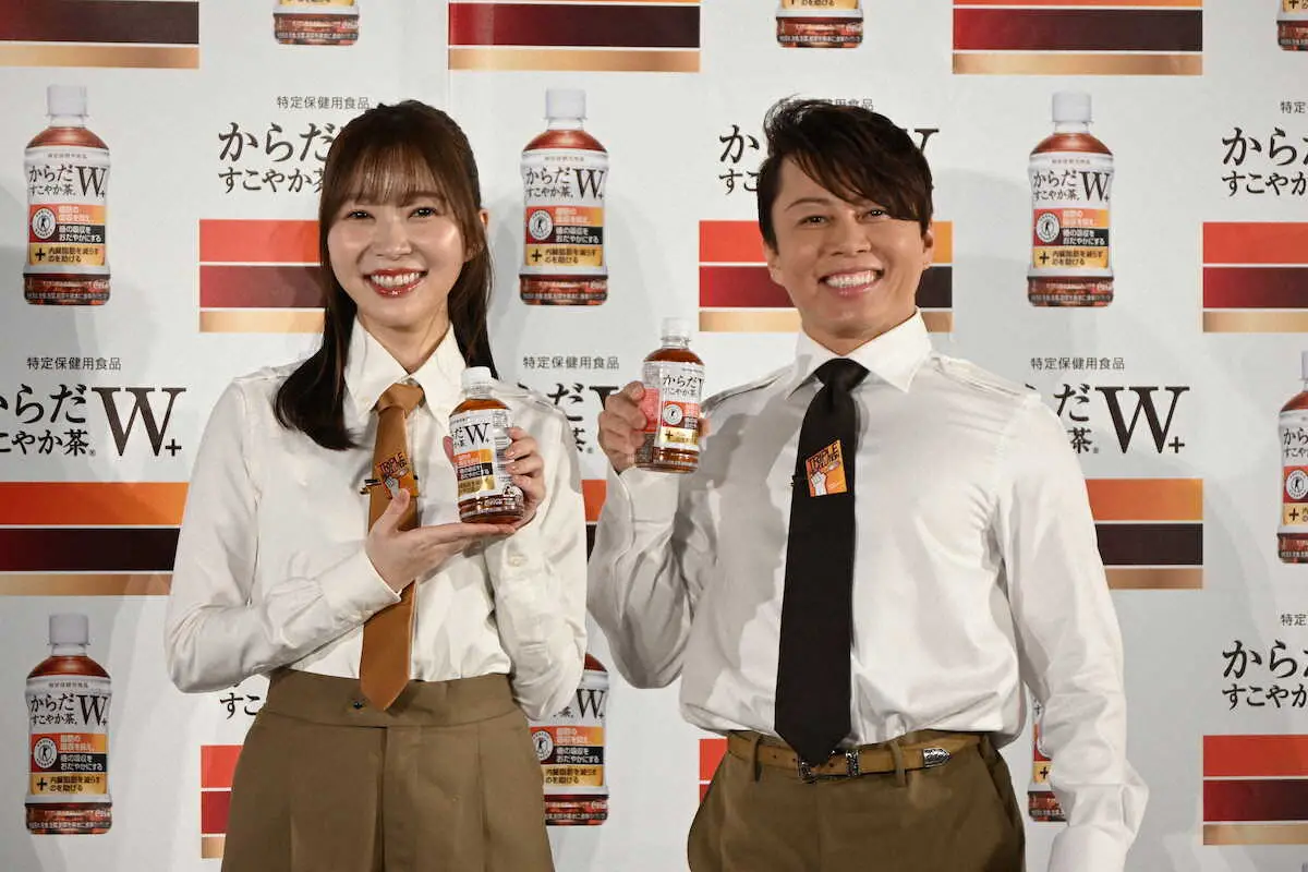 「からだすこやか茶W＋（プラス）」新キャンペーン発表会に出席した（左から）指原莉乃、西川貴教（撮影・小渕　日向子）