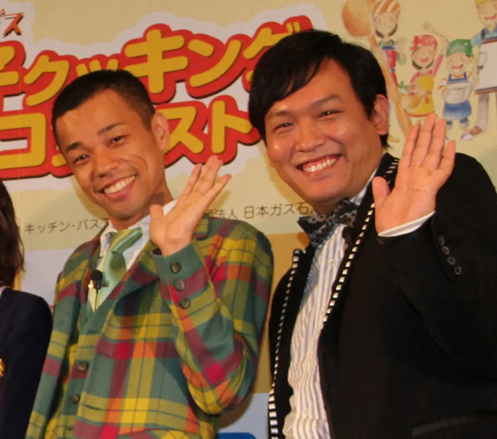 お笑いコンビ「COWCOW」の多田健二（左）、善し