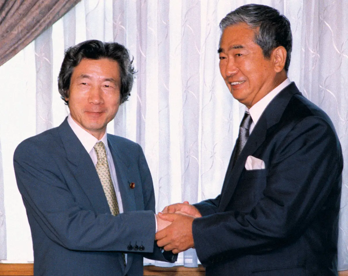 小泉純一郎首相（左）が石原慎太郎東京都知事と会談前に握手する（2001年撮影）