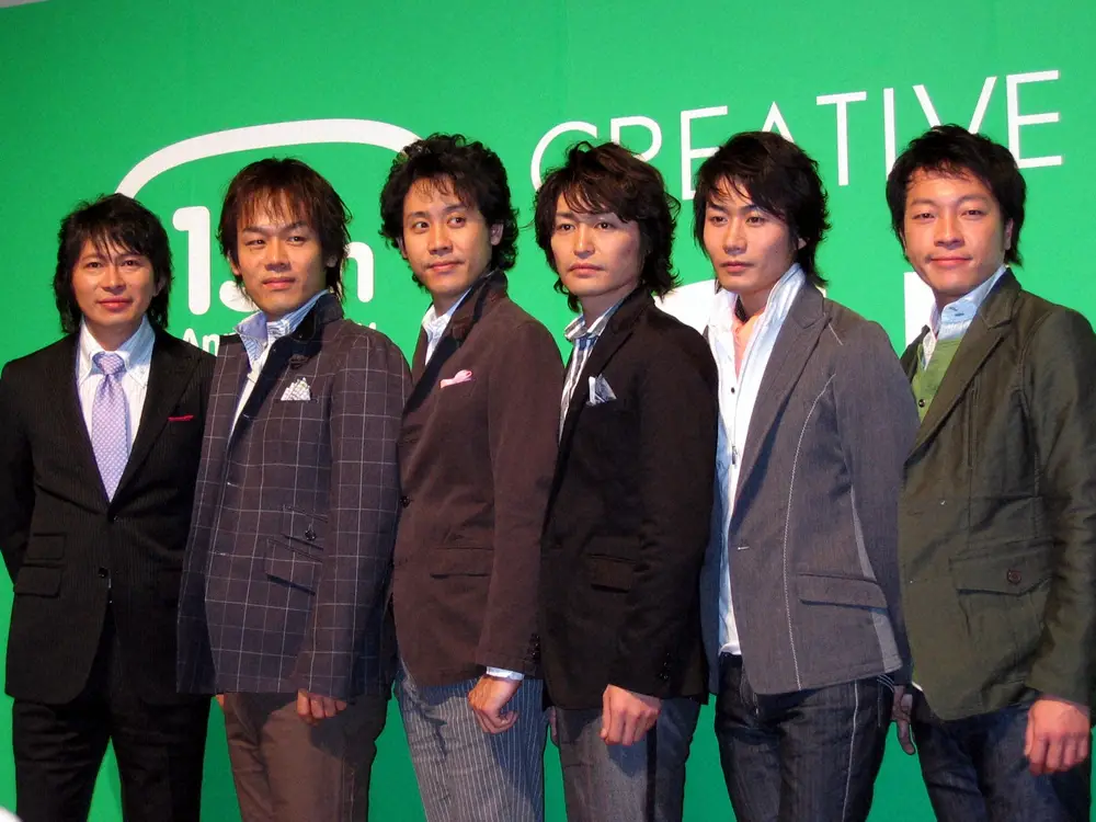 鈴井貴之（左）と「TEAM　NACS」のメンバー。（左から）森崎博之、大泉洋、安田顕、戸次重幸、音尾琢真（2007年撮影）