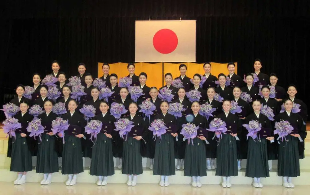 宝塚音楽学校を卒業した110期生の39人