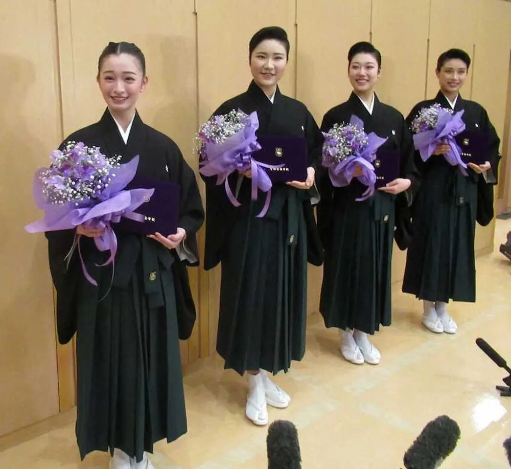宝塚音楽学校を卒業した110期生代表の（左から）田良結芽さん、工藤すず奈さん、山本ゆりさん、中村心花さん