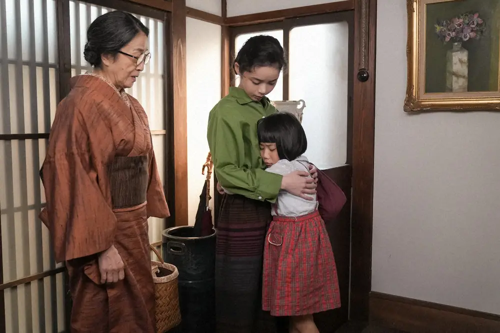 連続テレビ小説「ブギウギ」第23週は「マミーのマミーや」。スズ子の家・玄関にて。とある話が愛子に伝わってしまい、縋りつかれるスズ子（趣里）（C）NHK