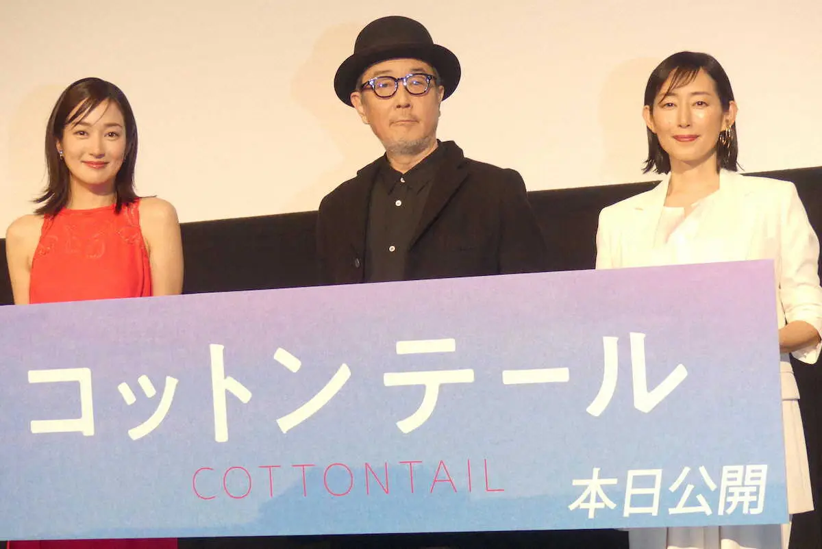映画「コットンテール」の公開初日舞台あいさつに登場した（左から）高梨臨、リリー・フランキー、木村多江