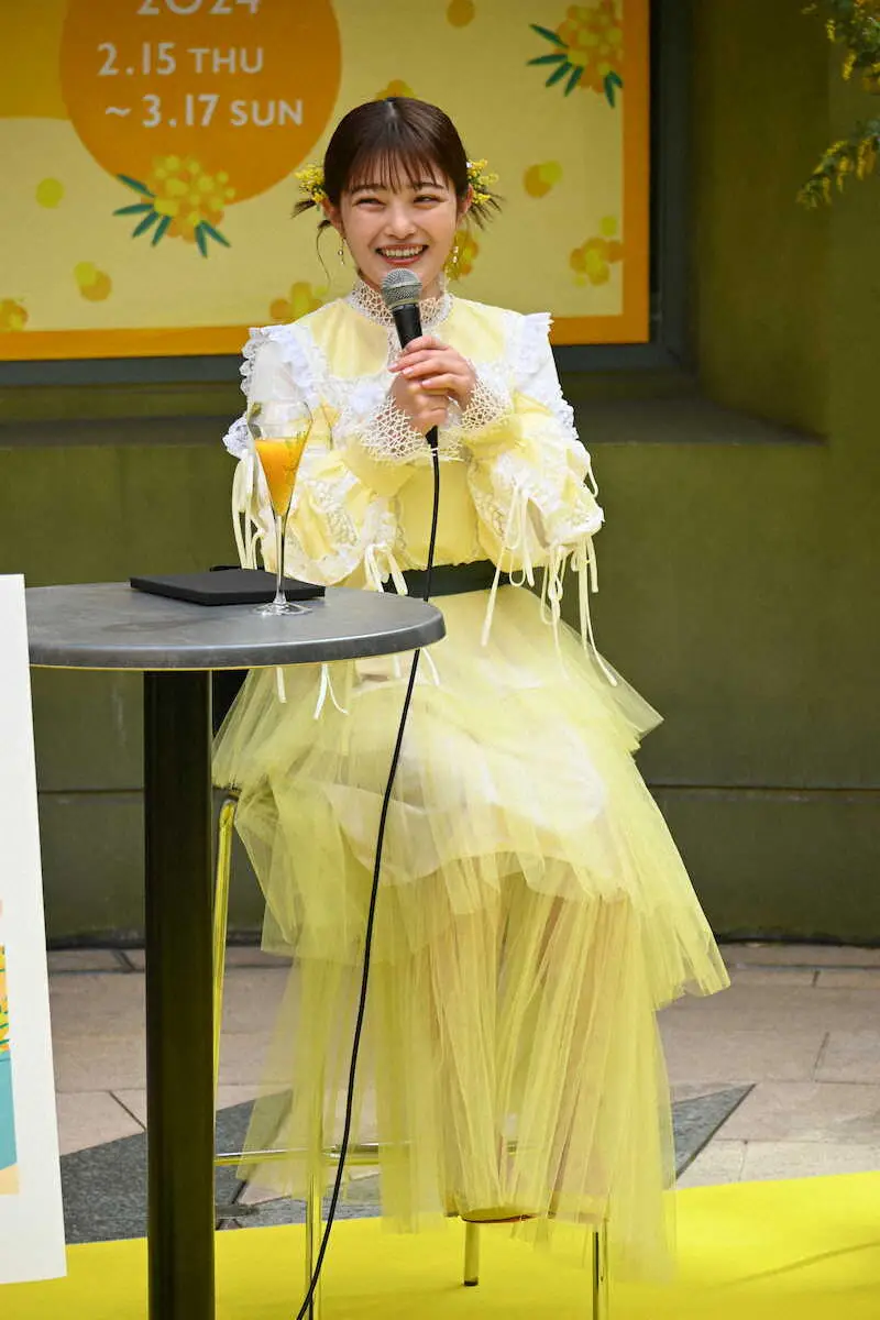 “ミモザカラー”の黄色の衣装でイベントに参加した井上咲楽（撮影・小渕　日向子）