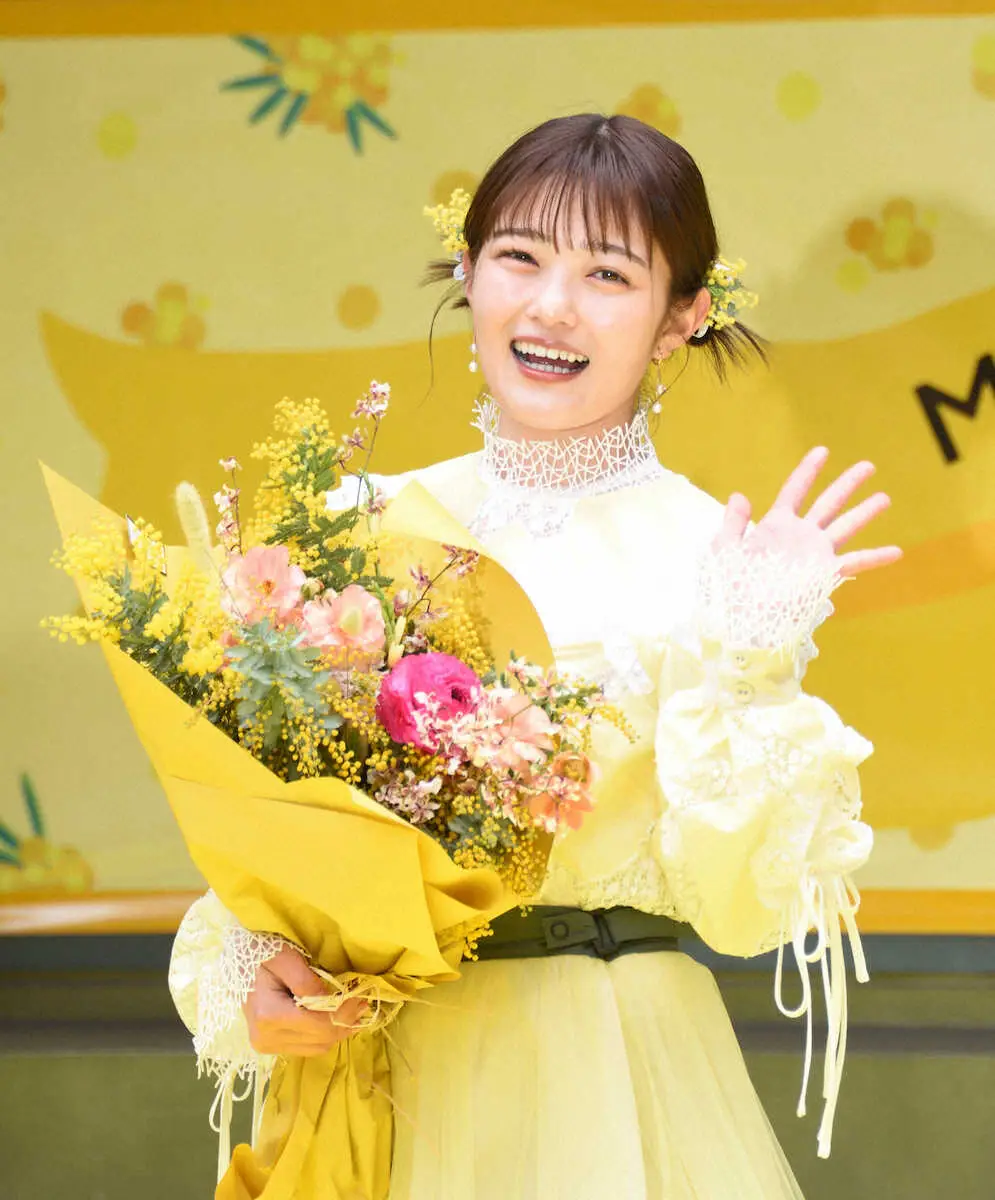 「MIMOSA　FESTA　2024」で花束を手にする井上咲楽　（撮影・小田切　葉月）