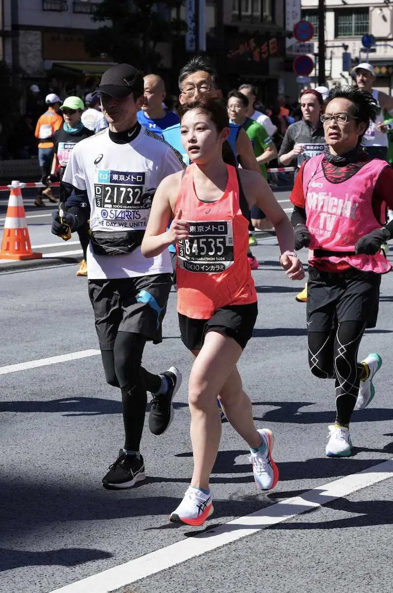 〈東京マラソン〉24キロ地点付近を快走する井上咲楽（撮影・沢田　明徳）