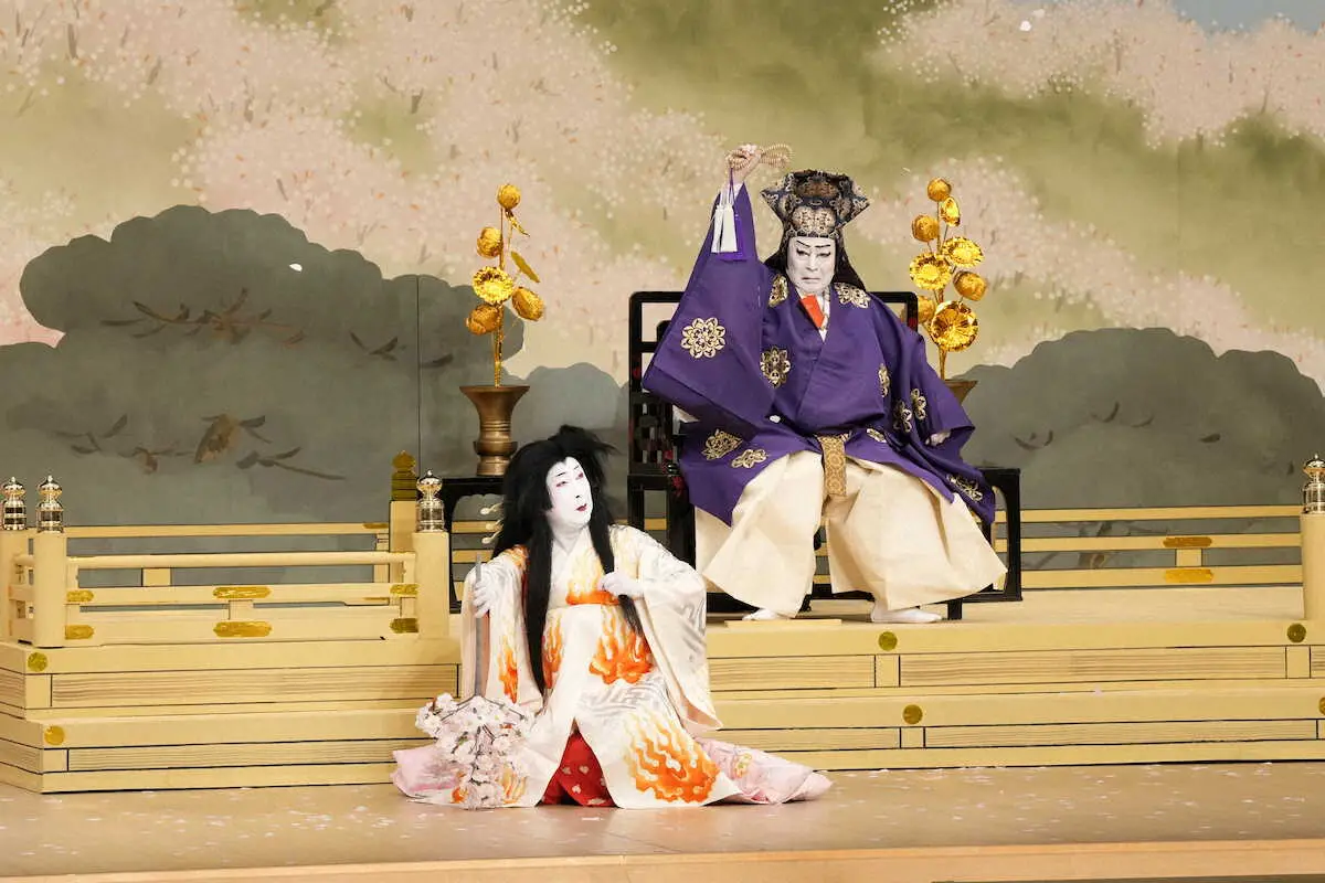 東京・歌舞伎座で「三月大歌舞伎」の昼の部「傾城道成寺」に出演した中村雀右衛門（左）と尾上菊五郎（C）松竹