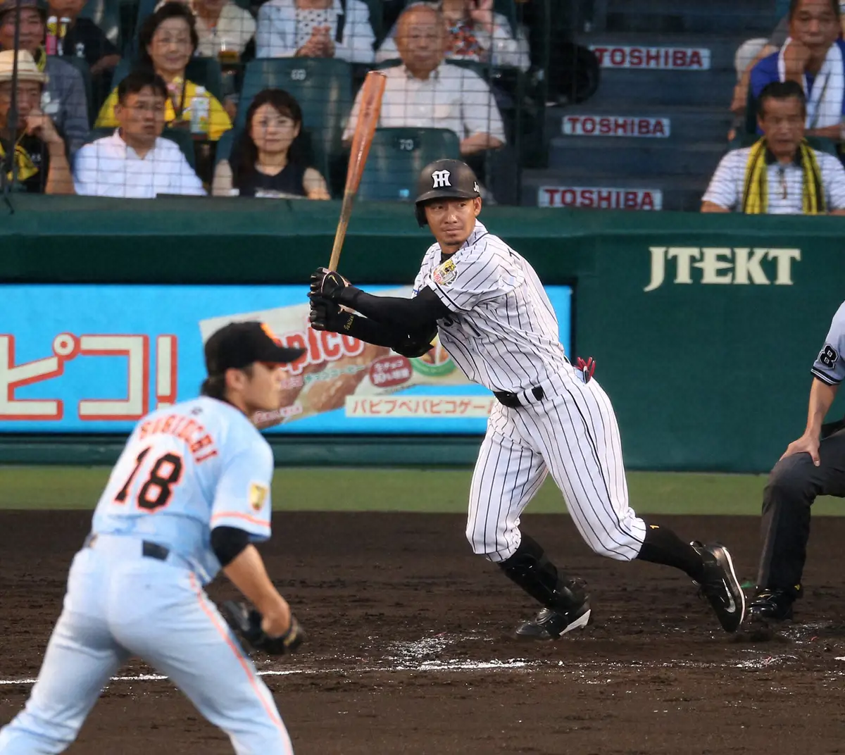 2015年、先発の巨人・杉内俊哉投手から左前打を放つ阪神・鳥谷敬内野手