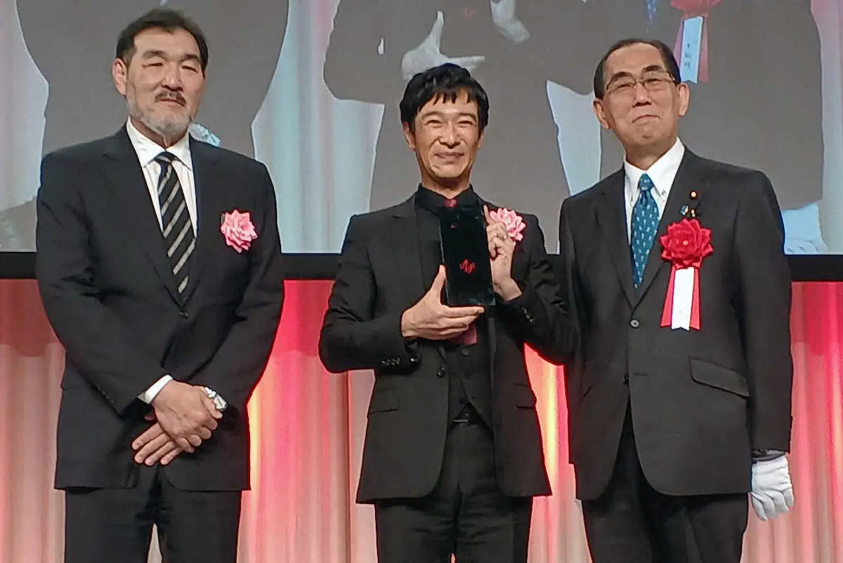 「VIVANT」でAMDアワードの総務大臣賞を受賞した（左から）福澤克雄監督、堺雅人、松本剛明総務相